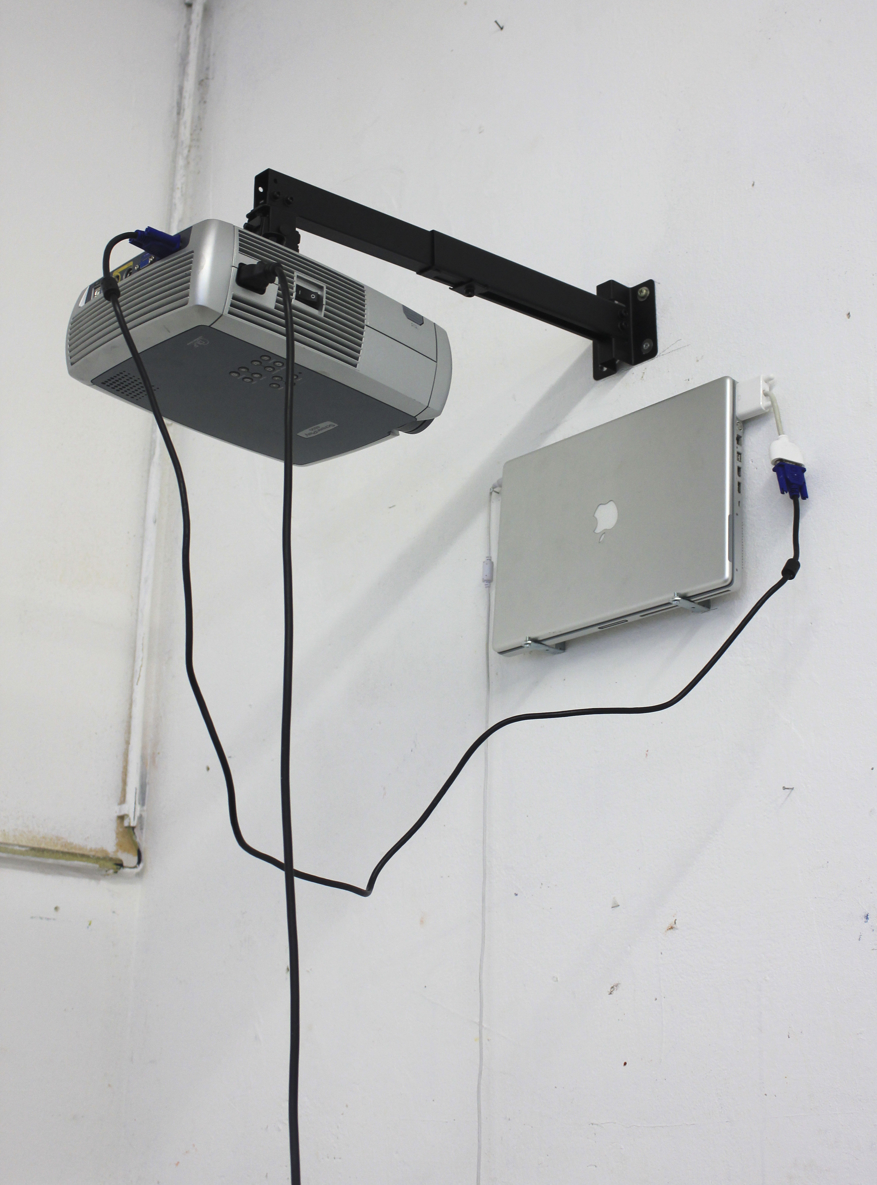 Efficient piece with the video Huida salvaje